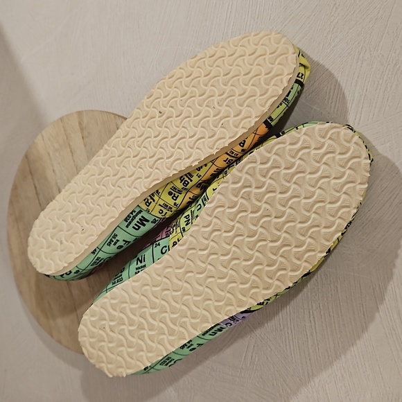 Groove Bags periodic table multicolor print slips on. Size 9.5W EUC - Picture 2 of 9